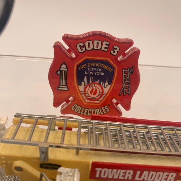 2000 Code 3 Collectibles Diecast FDNY Tower Ladder 31 Limited Edition (12190) - Picture 5 of 5
